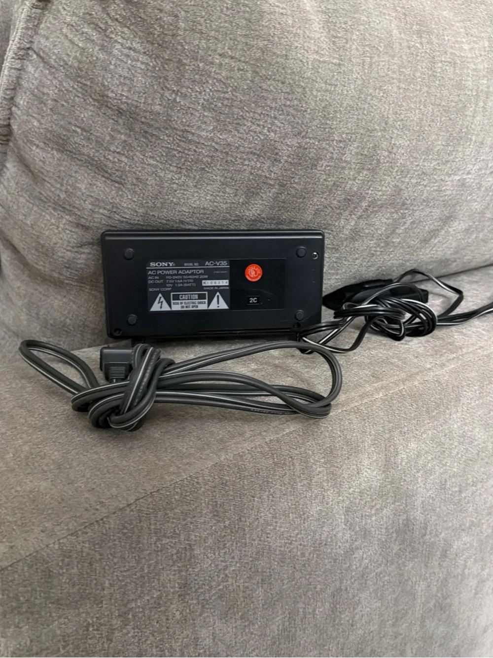 genuine sony AC-V35 power adaptor 7.5V 1.6A(VTR) 10V 1.3A(BATT)